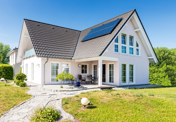 Moderne Immobilie mit Solarpaneelen